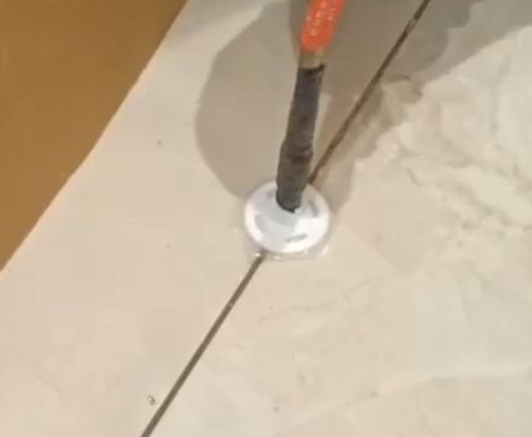 泽州瓷砖空鼓维修公司专业解答瓷砖在铺贴过程中，如果没有涂抹均匀到位的粘结材料（如水泥砂浆或瓷砖胶），可能会导致以下问题