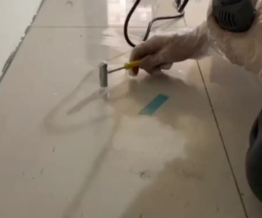 泽州瓷砖开裂维修公司专业分享瓷砖在铺贴前如果没有沥干水分，将会导致以下问题